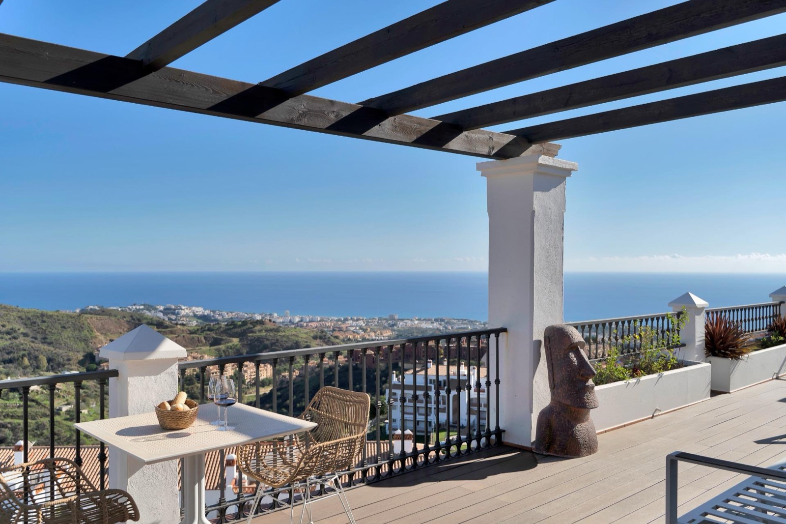 Takterrasse med panoramautsikt mot havet fra penthouse i Calahonda, Mijas