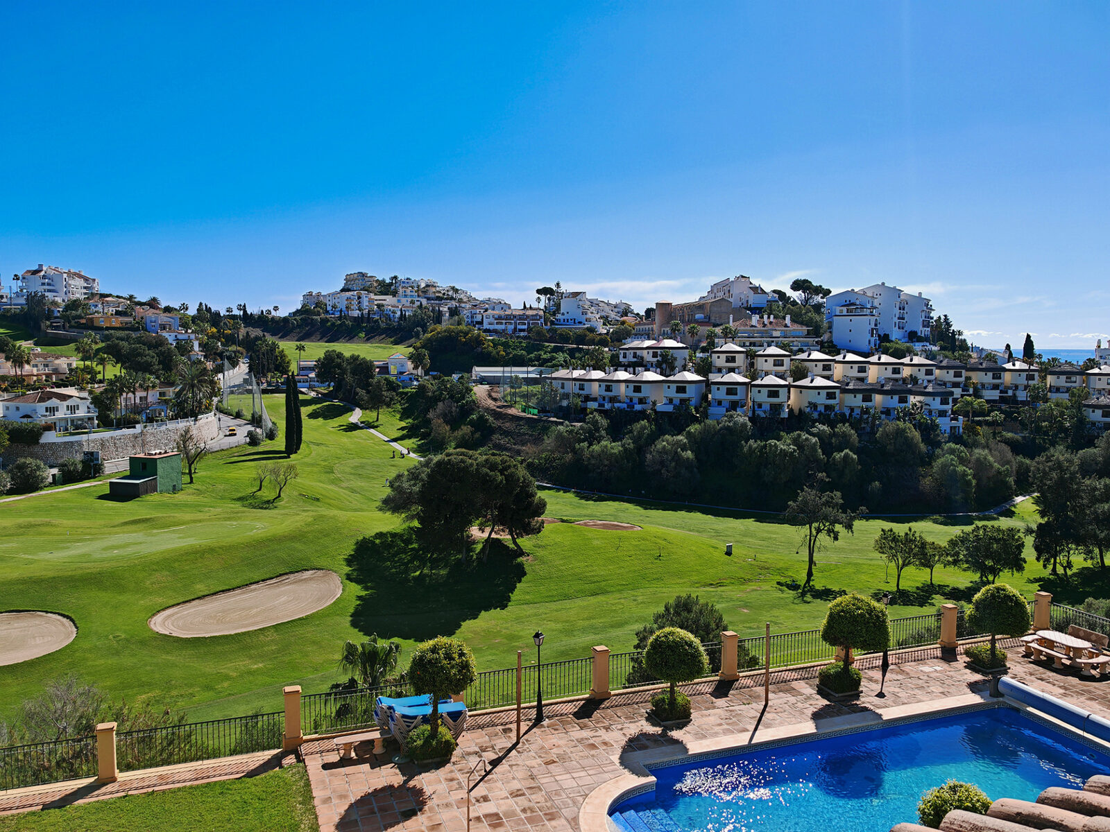 Frontline golf-rekkehus med havutsikt i Riviera del Sol, Mijas