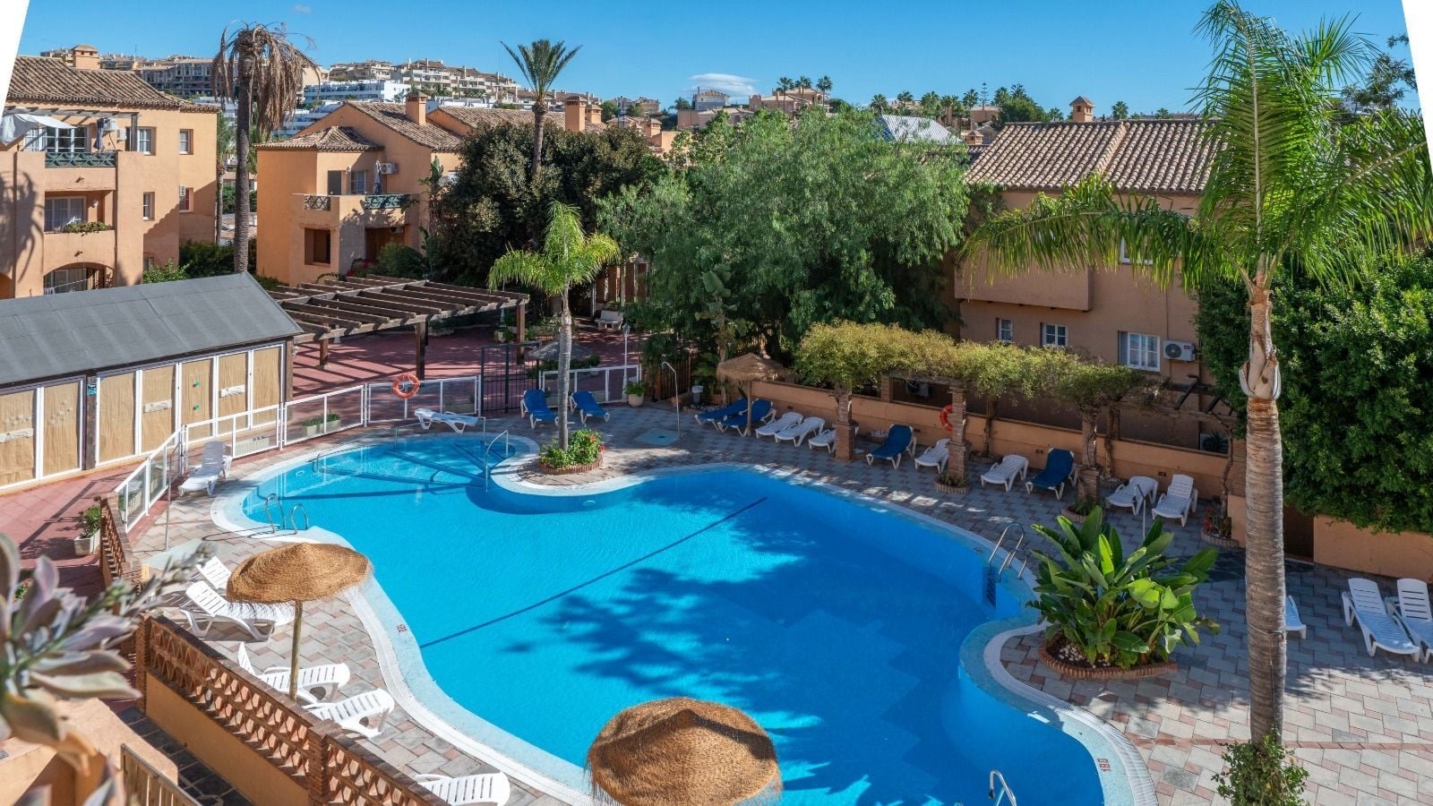 Felles bassengområde ved leilighet med turistlisens i Riviera del Sol, Mijas